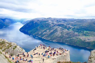 Müezzin Kayası (Preikestolen) zirvesine görünümlerinde zevk birkaç yürüyüşçüler dünyanın en muhteşem görüntüleme noktaların. Lysefjord, Norveç 604 metre yükselir bir plato.