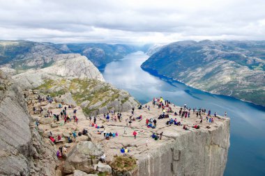 Müezzin Kayası (Preikestolen) zirvesine görünümlerinde zevk birkaç yürüyüşçüler dünyanın en muhteşem görüntüleme noktaların. Lysefjord, Norveç 604 metre yükselir bir plato.