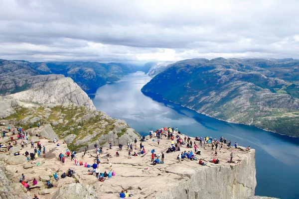 Plusieurs Randonneurs Profitent Vue Sommet Rocher Pulpit Preikestolen Des Points — Photo