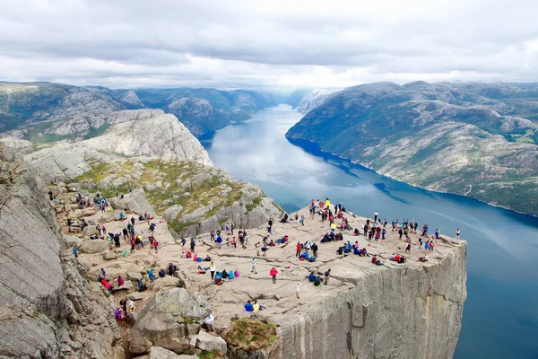 Plusieurs Randonneurs Profitent Vue Sommet Rocher Pulpit Preikestolen Des Points — Photo