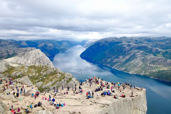 Plusieurs Randonneurs Profitent Vue Sommet Rocher Pulpit Preikestolen Des Points — Photo