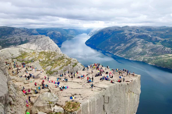 Plusieurs Randonneurs Profitent Vue Sommet Rocher Pulpit Preikestolen Des Points — Photo