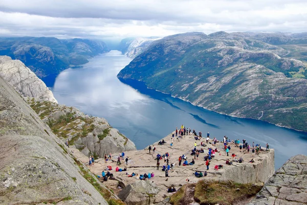 Plusieurs Randonneurs Profitent Vue Sommet Rocher Pulpit Preikestolen Des Points Image En Vente