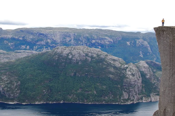 Randonneur Solitaire Debout Sur Bord Aigu Sommet Rocher Pulpit Preikestolen — Photo