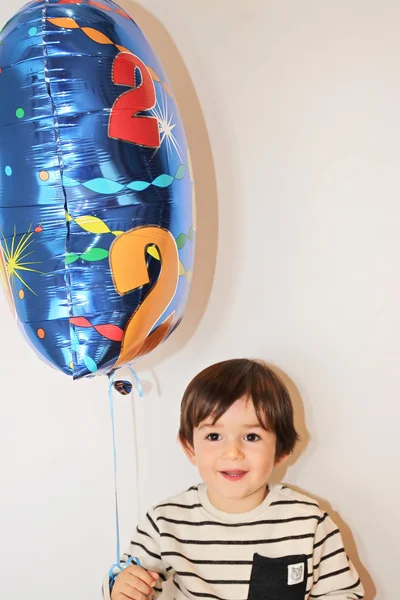 Niño Dos Años Sostiene Globo Fiesta Cumpleaños — Foto de Stock