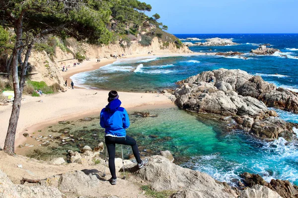 Una Joven Excursionista Que Busca Paisaje Increíble Playa Cala Estreta — Foto de Stock