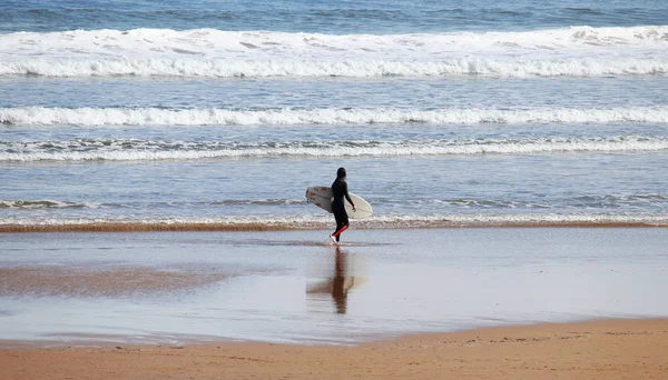 Uma Surfista Solitária Desfrutando Seu Tempo Praia San Lorenzo Durante — Fotografia de Stock