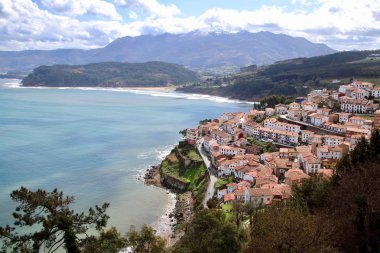 Karyağmış Pico de Europa dağlarının bulunduğu Asturias bölgesindeki en güzel noktalarda, Lastres köyünün ana görünümü, denize yakın ölmek, Asturias, İspanya.