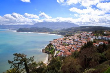 Karyağmış Pico de Europa dağlarının bulunduğu Asturias bölgesindeki en güzel noktalarda, Lastres köyünün ana görünümü, denize yakın ölmek, Asturias, İspanya.