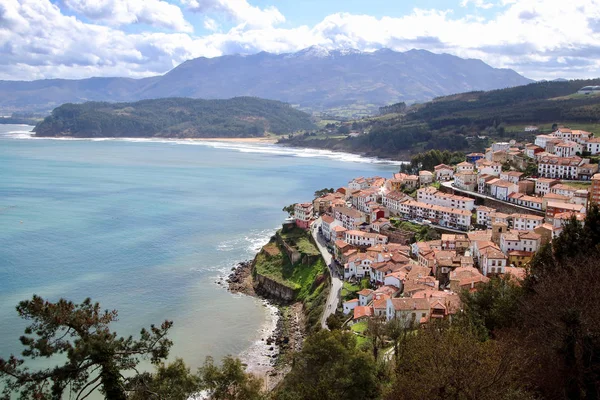 Karyağmış Pico de Europa dağlarının bulunduğu Asturias bölgesindeki en güzel noktalarda, Lastres köyünün ana görünümü, denize yakın ölmek, Asturias, İspanya.