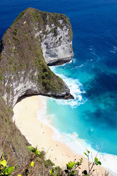 巴厘岛努沙佩尼达岛上最令人惊奇的地方之一 开林金海滩的主要景观 — 图库照片