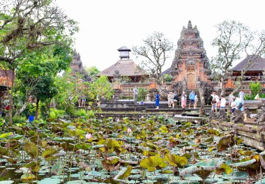 Ubud, Bali, Endonezya - 6 Ağustos 2019: Pura Taman Saraswati'nin ana görünümü, 