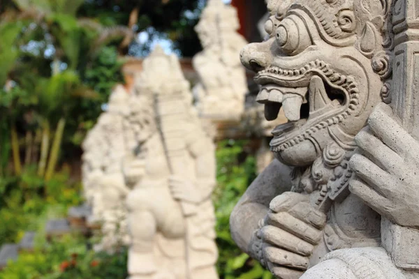 Detalhe Estátuas Esculturas Colocadas Jardim Fora Palácio Ubud Puri Saren — Fotografia de Stock