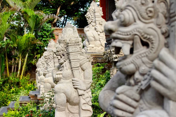 Detalhe Estátuas Esculturas Colocadas Jardim Fora Palácio Ubud Puri Saren — Fotografia de Stock