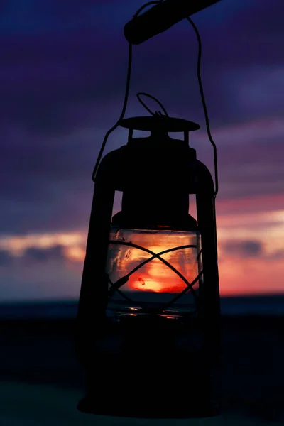 Detail Staré Olejové Lampy Úžasným Západem Slunce Krajiny Pozadí Gili — Stock fotografie