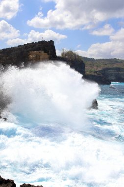 Indic deniz dalgaları Angels Billabong noktasındaki kayalara çarpıyor. Endonezya 'nın Nusa Penida Adası' ndaki kırık plaja yakın inanılmaz bir yer..