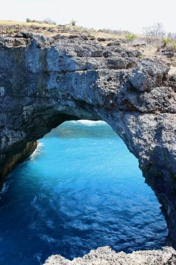 Bali Denizi ile Endonezya 'nın Nusa Penida adasının en muhteşem yerlerinden biri olan Kırık Plaj' ı birbirine bağlayan kaya kemerinin ayrıntıları..