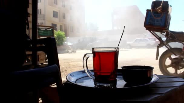 Detail Einer Beduinen Tasse Tee Mit Fahrrädern Und Menschen Auf — Stockvideo