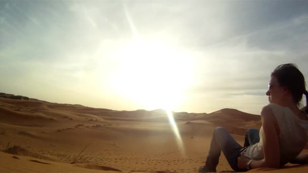 在靠近阿尔及利亚边境的摩洛哥Erg Chebbi的红色沙丘海 年轻美丽的女子欣赏着迷人的日落美景 — 图库视频影像
