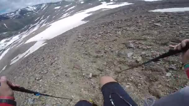Subiektywny kąt kamery biegacza jadącego z góry Puigmal w dolinie Nuria, jednym z najbardziej niesamowitych miejsc w górach Pirenejów, Katalonia, Hiszpania — Wideo stockowe