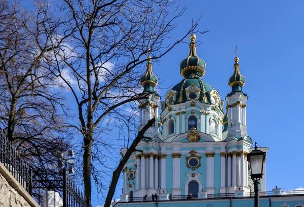 Mavi gökyüzüne karşı Ortodoks Kilisesi