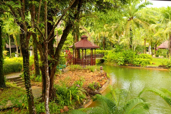 Göl kenarında rahat bir bahçe evi. 