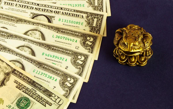 Dolar ve üç parmaklı kurbağa.