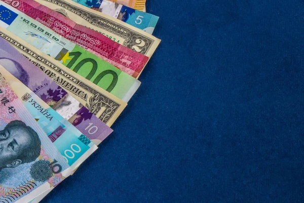 Mavi arkaplanda dünya para birimleri 