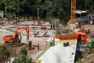 Kiev, Ukrayna - 06-24-2020 Şehir merkezinde inşaat 