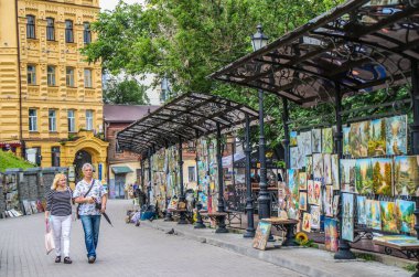 Kiev, Ukrayna 06-24-2020 - St. Andrews 'da Sanat Sokağı 