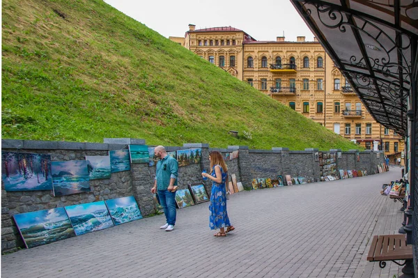 Kiev, Ukrayna 06-24-2020 - St. Andrews 'da Sanat Sokağı 