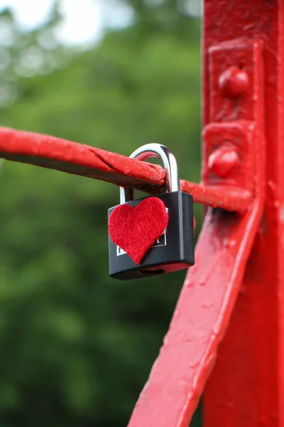 Metal kilitte kırmızı kalp