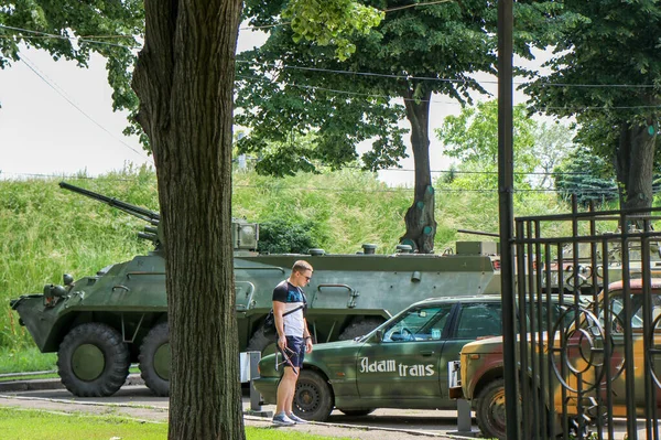 Kiev, Ukrayna - 06-24-2020 Askeri Müzede Bir Adam 