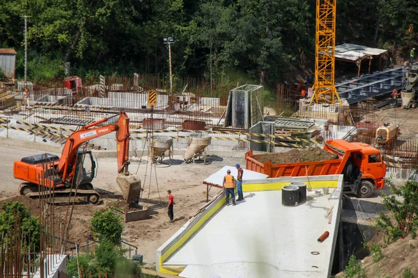 Kiev, Ukrayna - 06-24-2020 Şehir merkezinde inşaat 