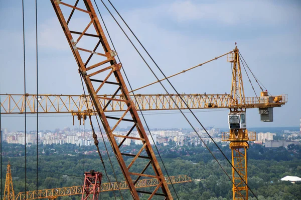 Kiev, Ukrayna - 06-24-2020 Şehir merkezinde inşaat 