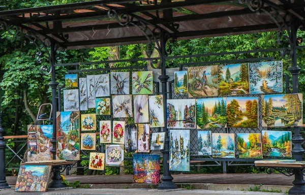 Kiev, Ukrayna 06-24-2020 - St. Andrews 'da Sanat Sokağı 