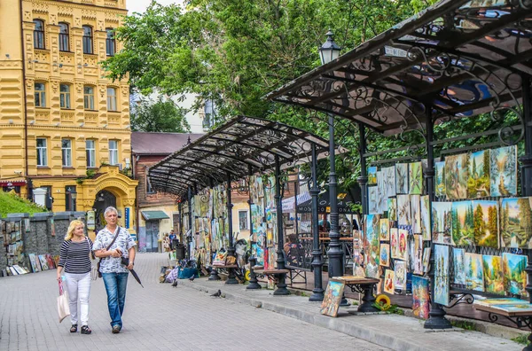 Kiev, Ukrayna 06-24-2020 - St. Andrews 'da Sanat Sokağı 