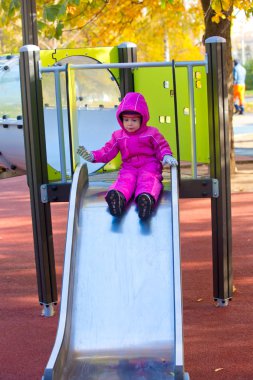 parkta oynarken küçük şirin kız