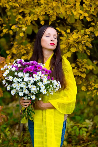 Mulher Bonita Com Buquê Outono Parque — Fotografia de Stock