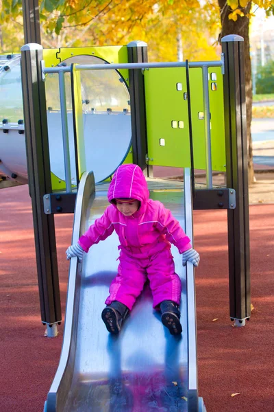 Schattig Meisje Spelen Speelplaats — Stockfoto