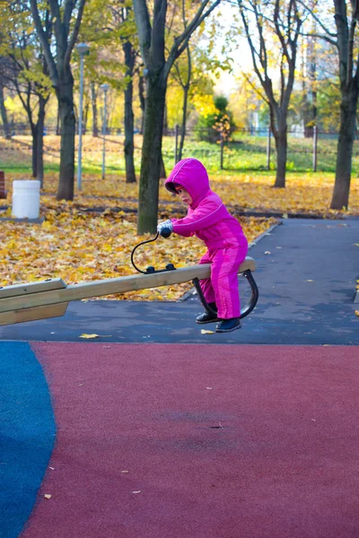 Schattig Meisje Spelen Speelplaats — Stockfoto