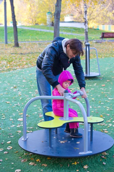 Vader Dochter Spelen Speelplaats Het Park — Stockfoto