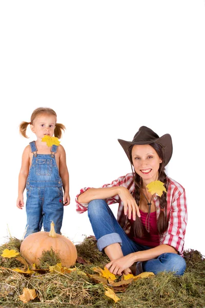 País Mamá Hija Con Calabaza Heno Sobre Fondo Blanco —  Fotos de Stock