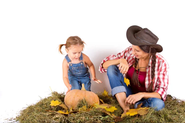 País Mamá Hija Con Calabaza Heno Sobre Fondo Blanco —  Fotos de Stock