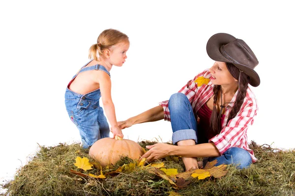 País Mamá Hija Con Calabaza Heno Sobre Fondo Blanco —  Fotos de Stock