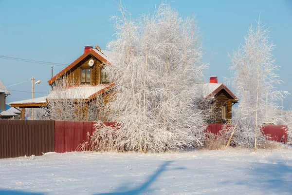 冬の風景の雪に覆われた村の家 — ストック写真