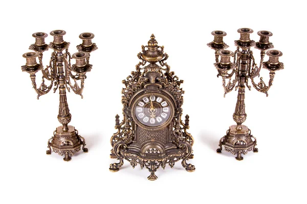 复古手表与两个烛台在白色背景 — 图库照片