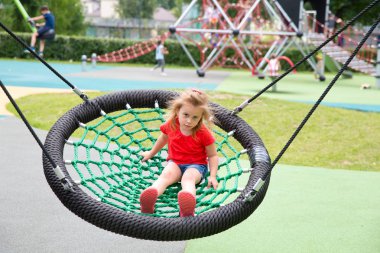 Neşeli kız sallanan salıncak yuvada