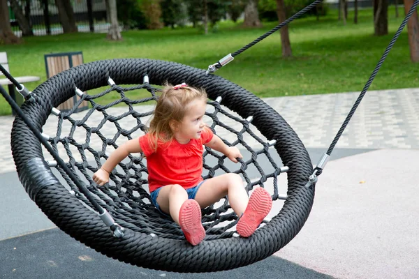 Vrolijk Meisje Swingen Het Swing Nest — Stockfoto
