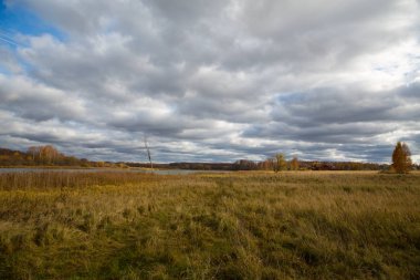 Kırsal alanın üzerinde dramatik bulutlar